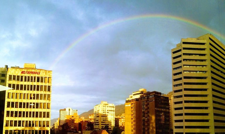 LN - Calle 72 lloviendo arcoiris